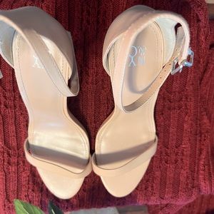 Nude strap sandal. Silver buckle.